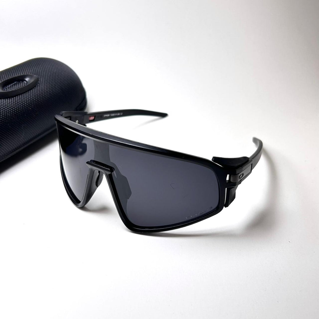 Oakley Latch Panel Polarized - Black - Giiz store
