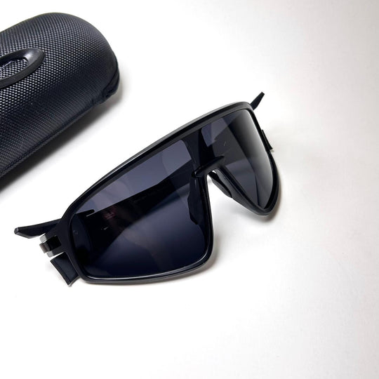 Oakley Latch Panel Polarized - Black - Giiz store