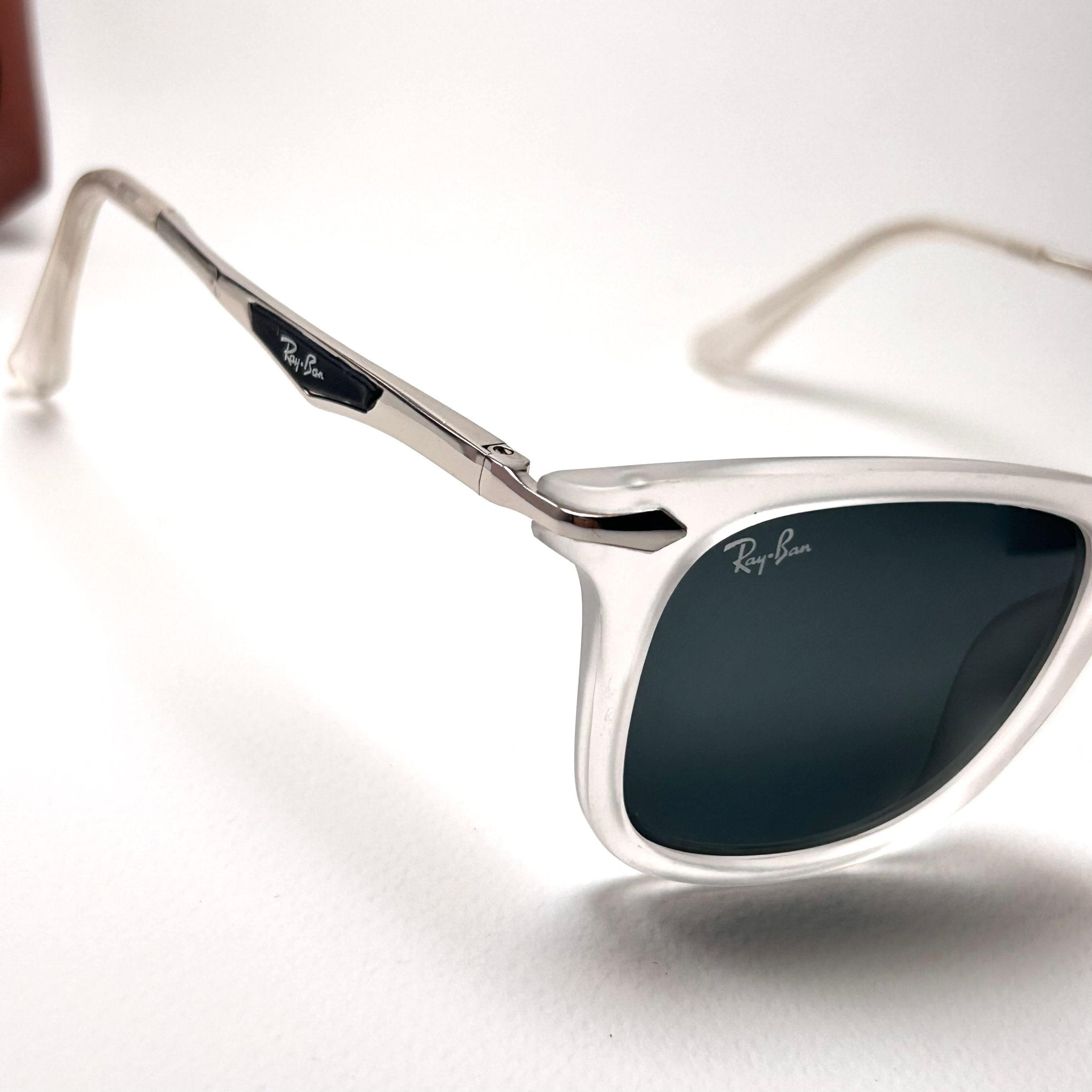 Ray Ban Wayfarer RB8620 - White - Giiz store